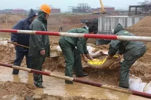 一到打混凝土就下雨，工期怎么办？